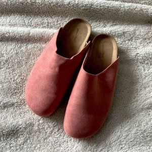 Universal Threads clogs NWOT